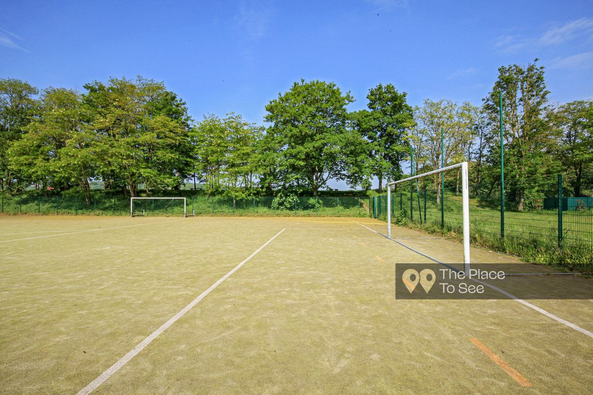 Terrain de sport extérieur