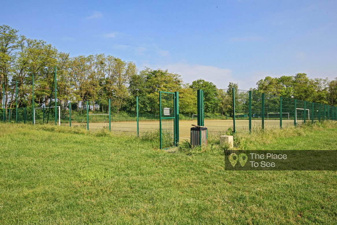 Terrain de sport extérieur