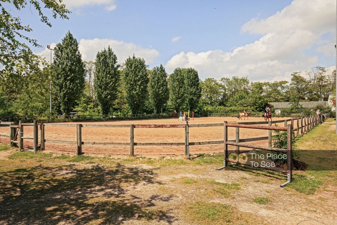Terrain de sport extérieur