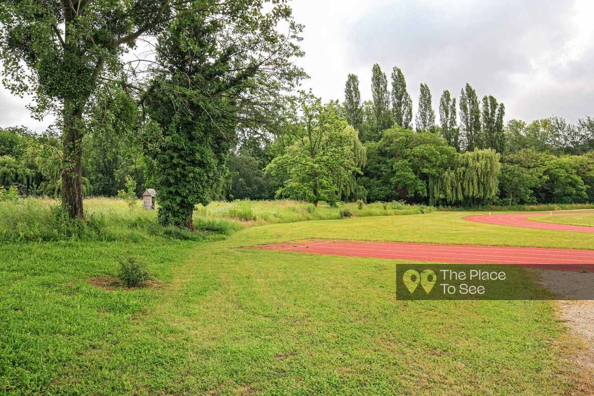 Terrain de sport extérieur