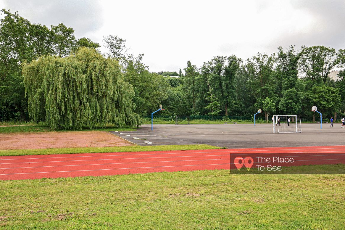 Terrain de sport extérieur