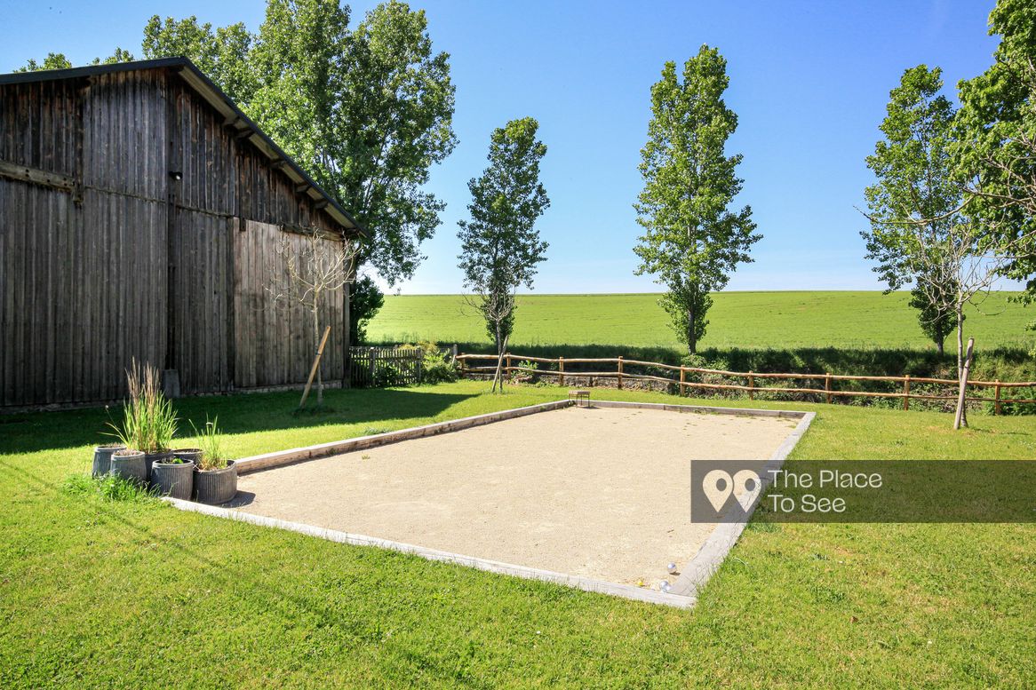 Terrain de sport extérieur