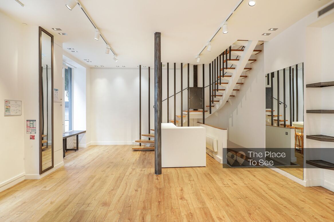 showroom avec en RDC une boutique avec de grandes baies vitrées