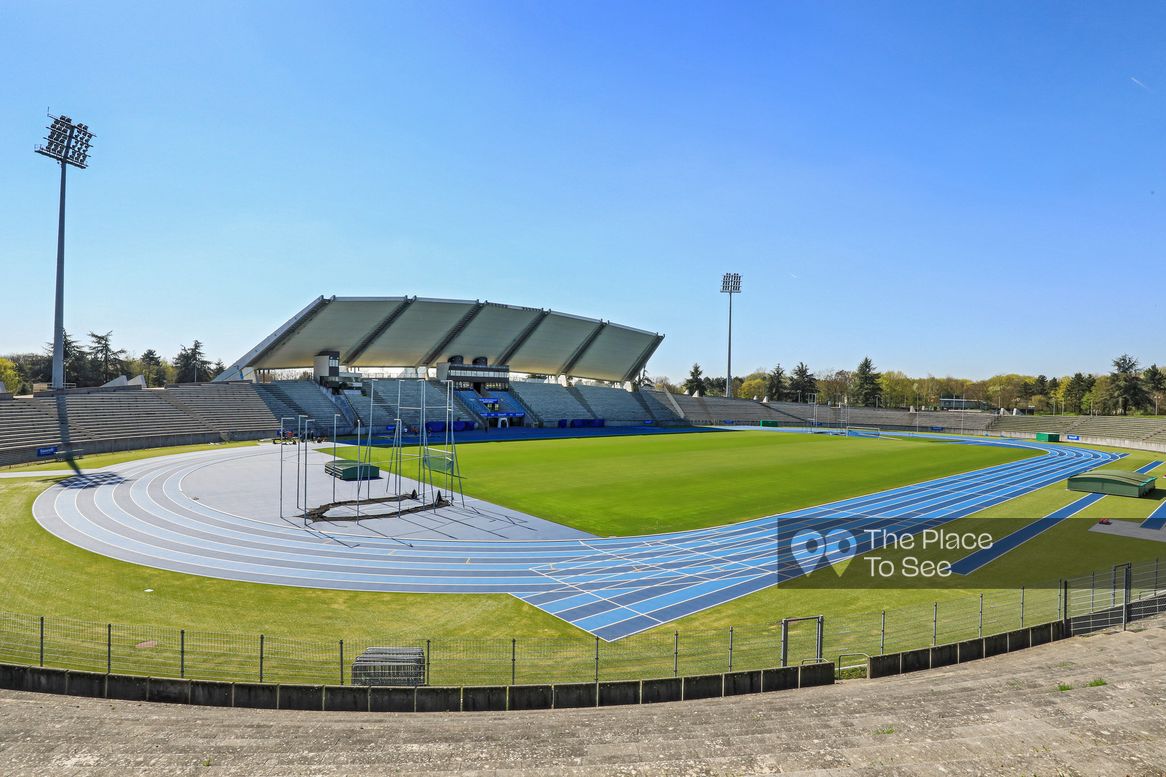 Terrain de sport extérieur