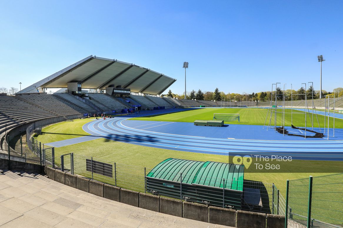 Terrain de sport extérieur
