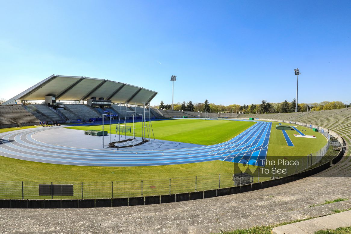 Terrain de sport extérieur