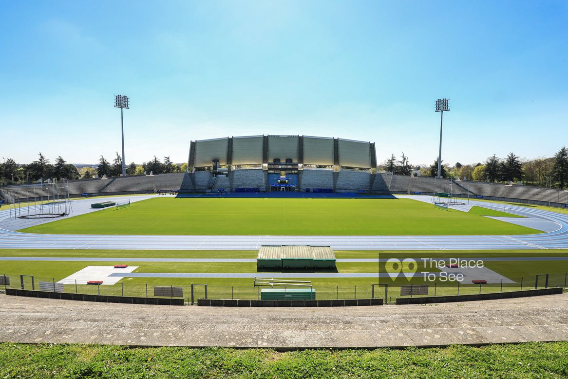 Terrain de sport extérieur