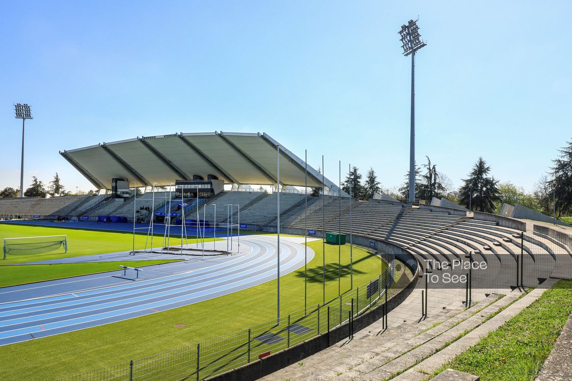 Terrain de sport extérieur