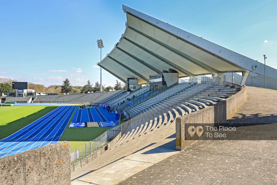 Terrain de sport extérieur
