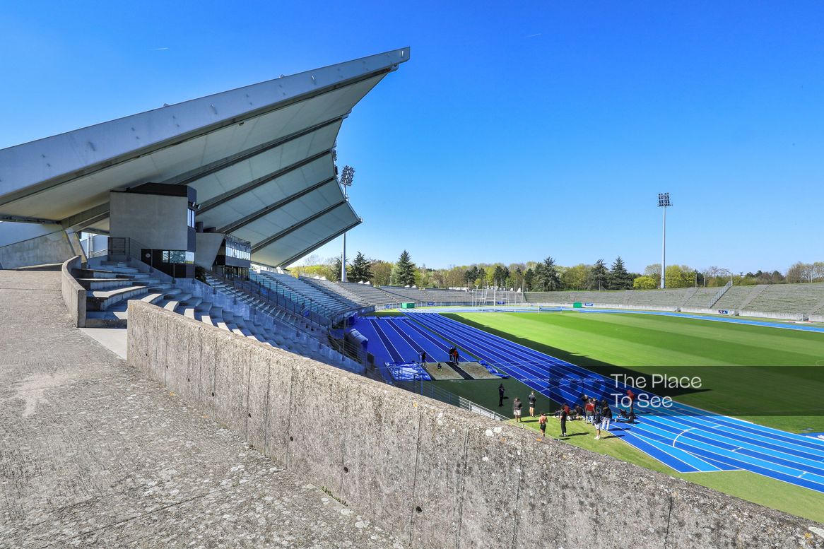 Terrain de sport extérieur