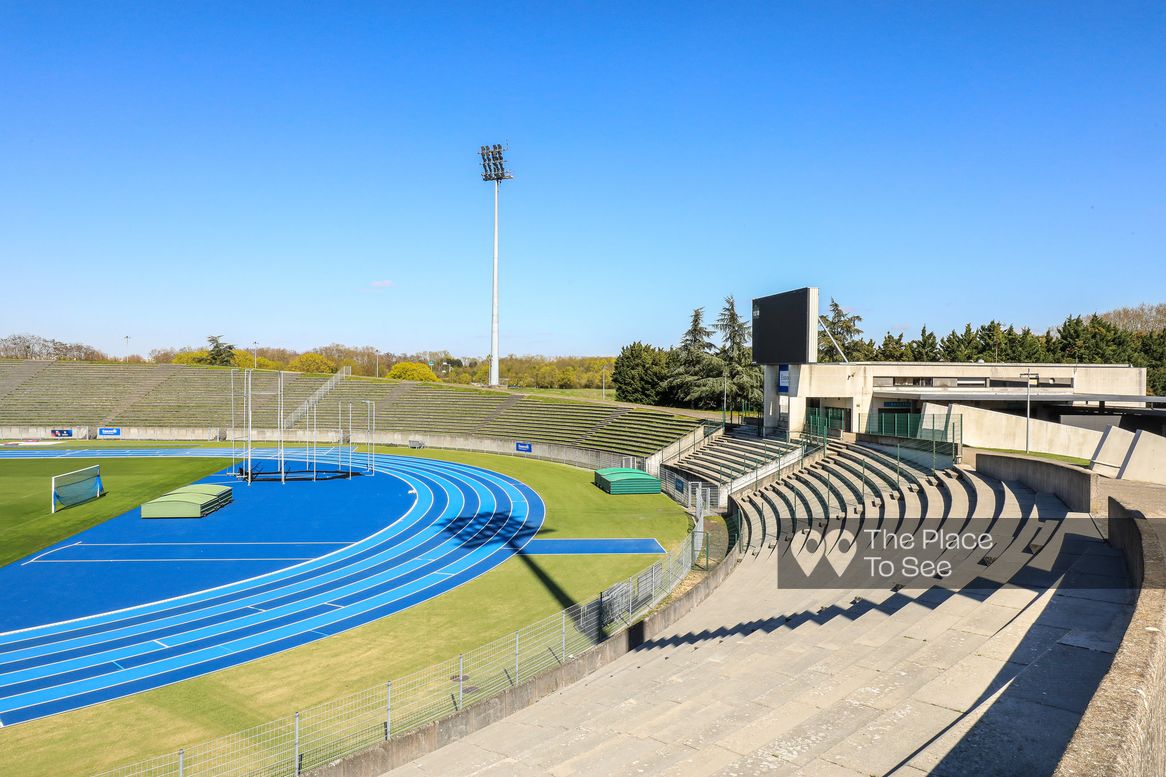 Terrain de sport extérieur