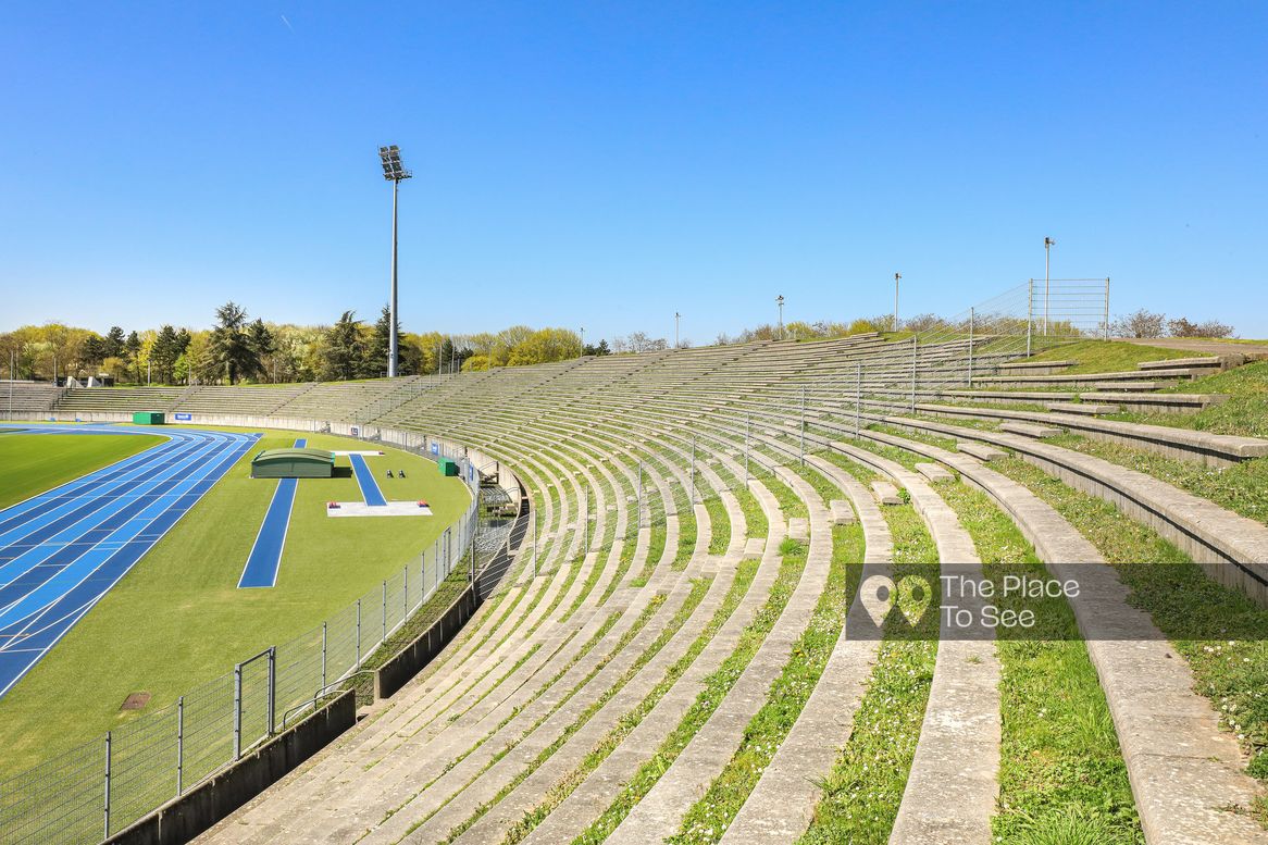 Terrain de sport extérieur