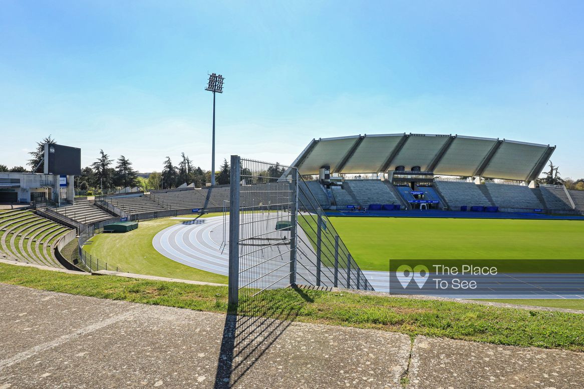 Terrain de sport extérieur