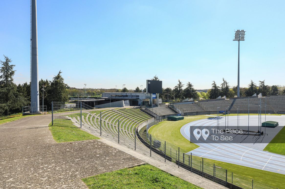 Terrain de sport extérieur