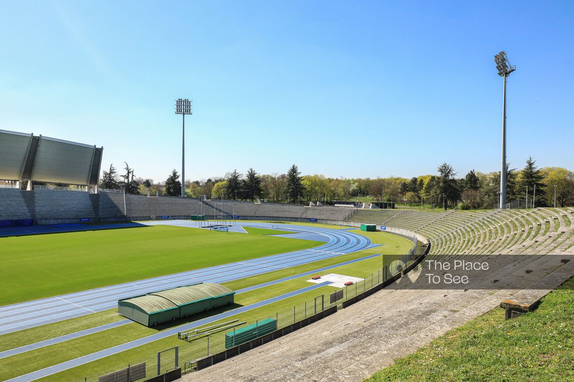 Terrain de sport extérieur