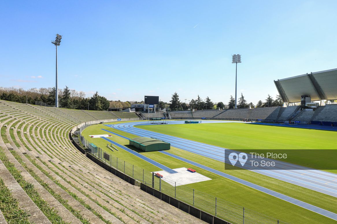 Terrain de sport extérieur