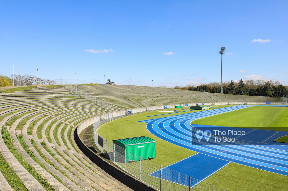 Terrain de sport extérieur