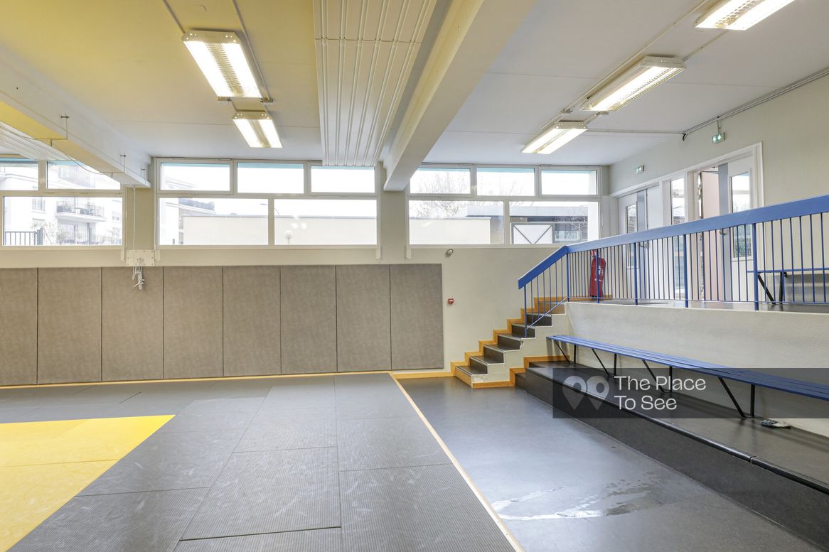 Terrain de sport extérieur