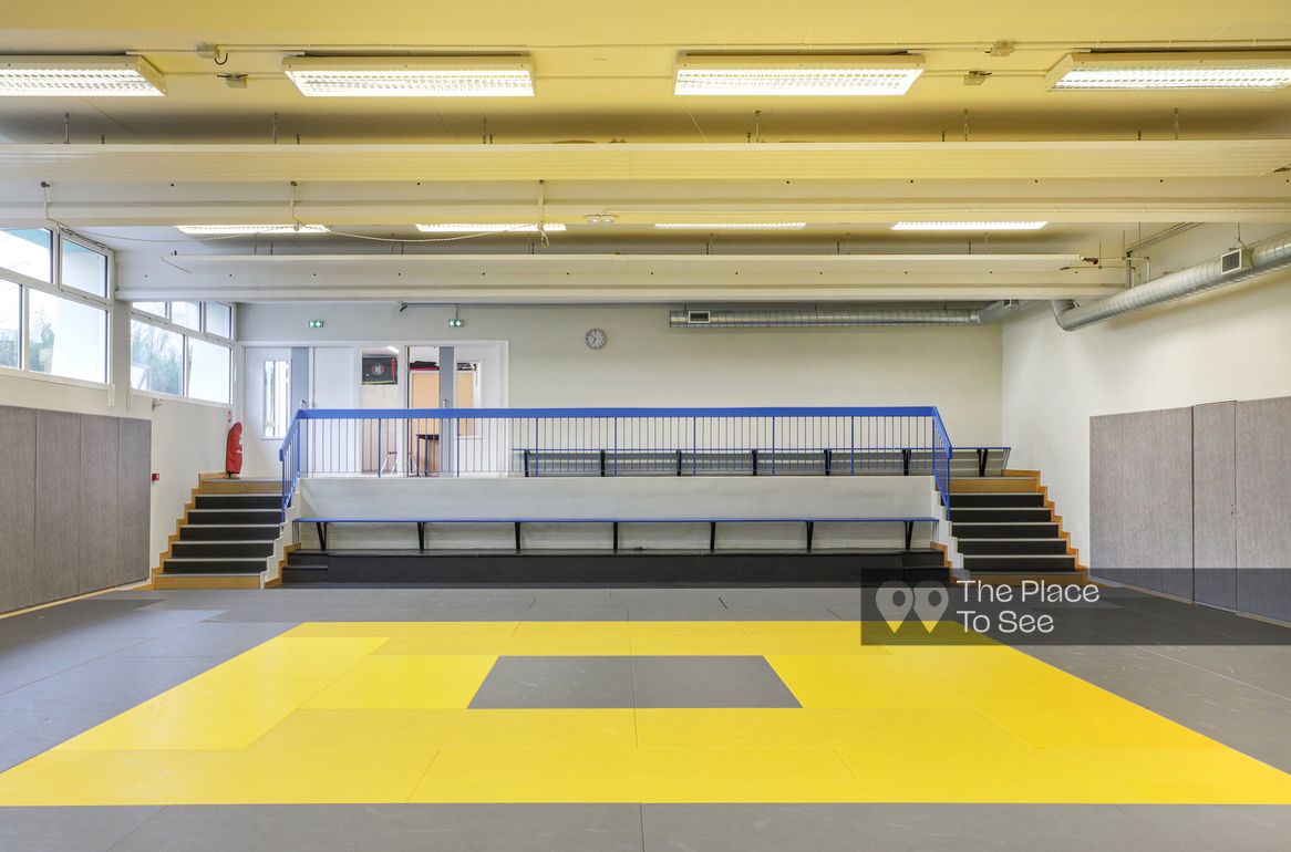 Terrain de sport extérieur