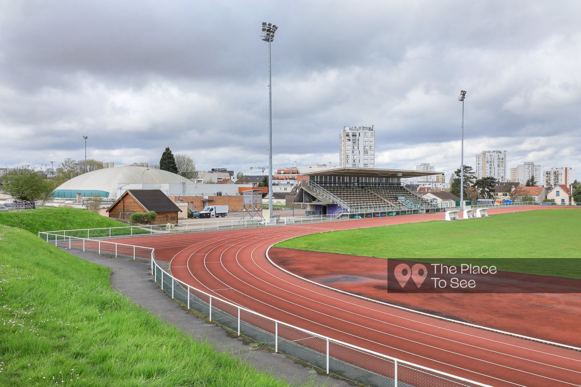 Terrain de sport extérieur