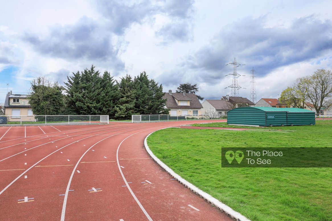 Terrain de sport extérieur