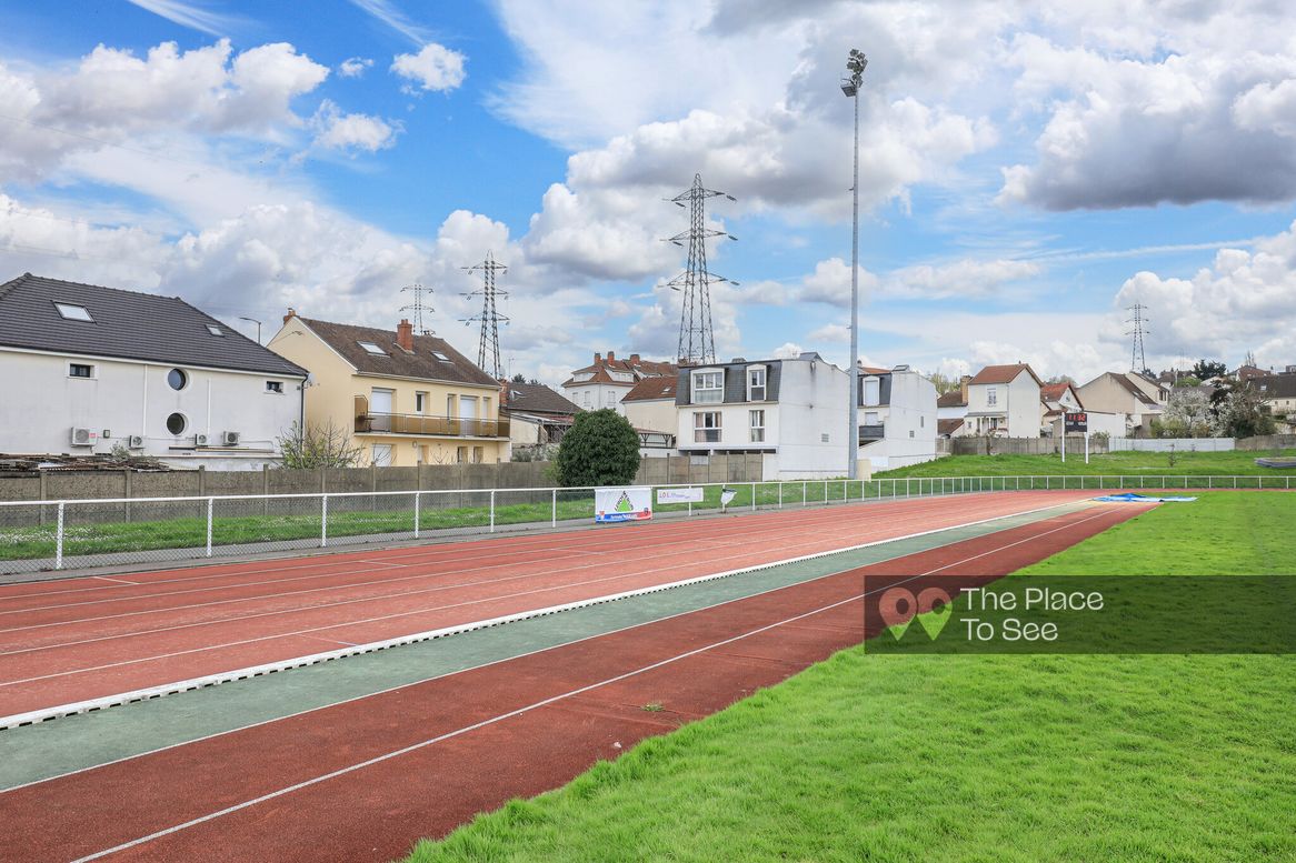 Terrain de sport extérieur