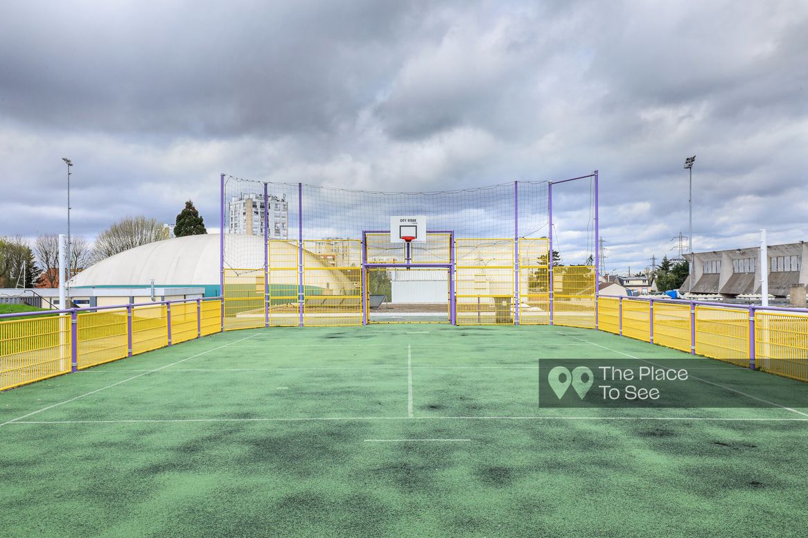 Terrain de sport extérieur