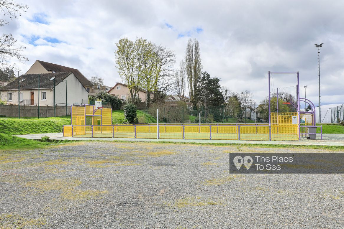 Terrain de sport extérieur