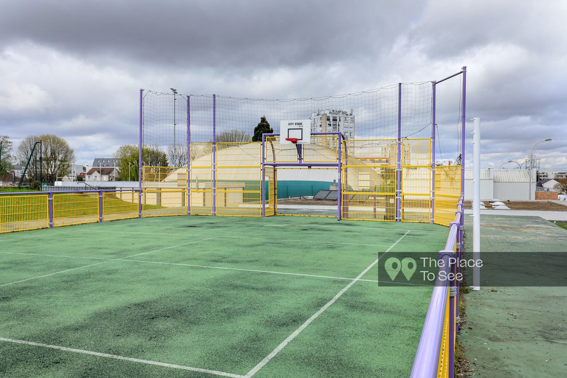 Terrain de sport extérieur