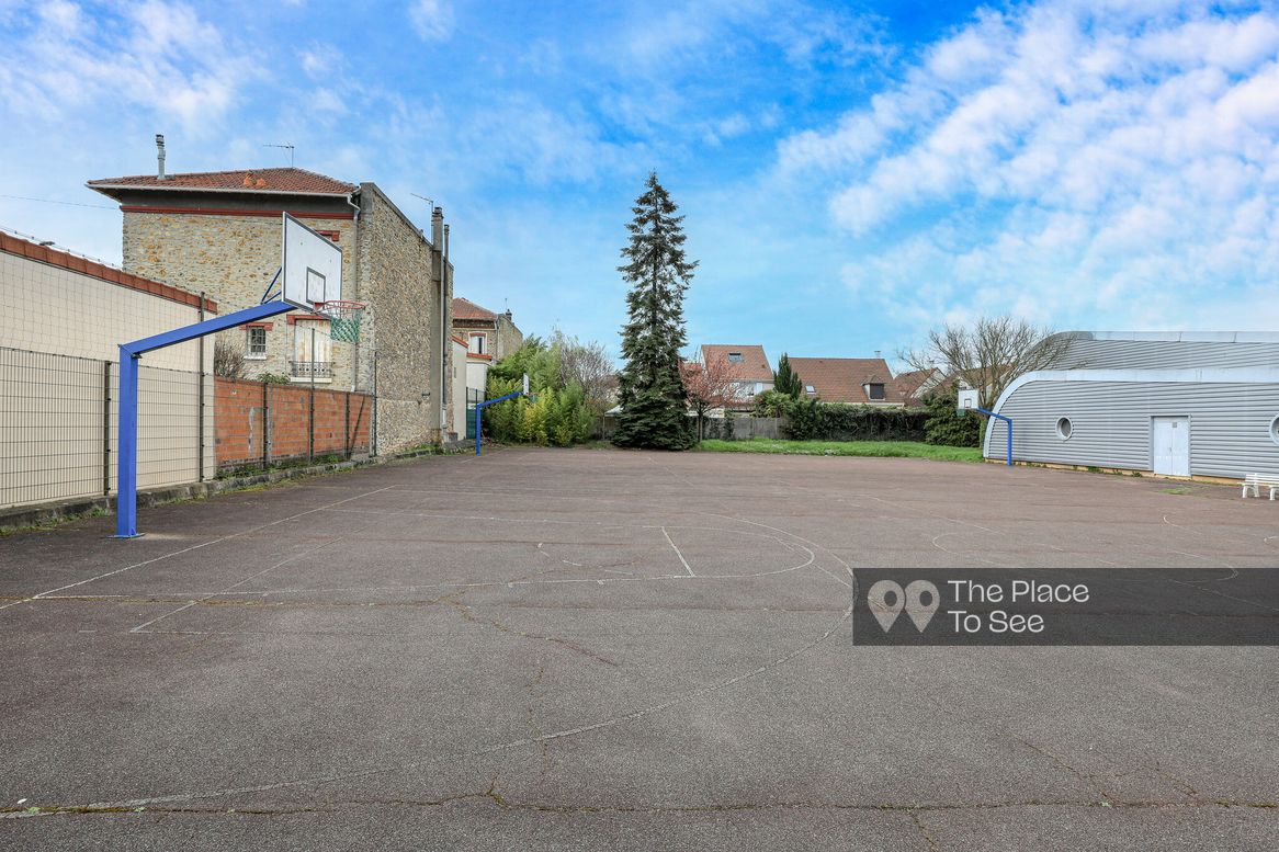Terrain de sport extérieur