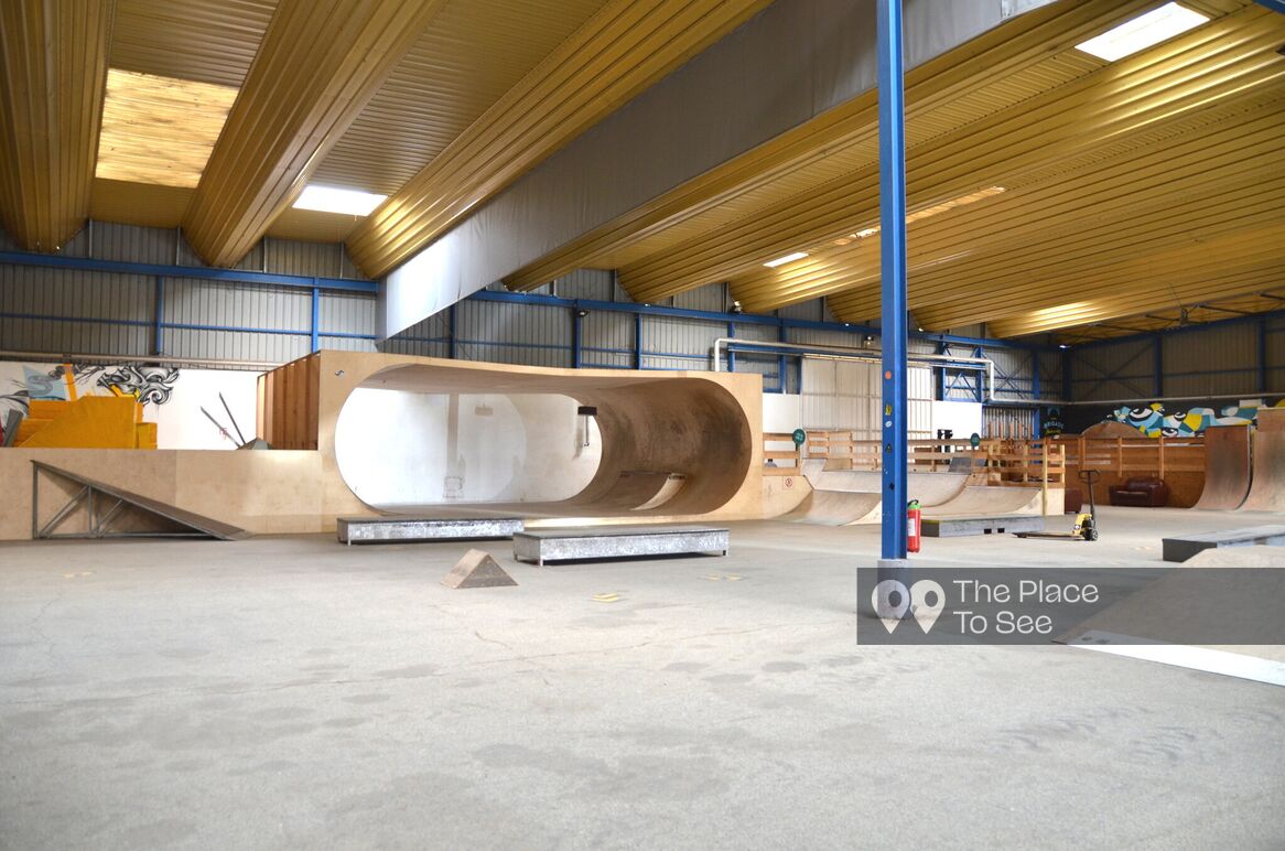 Terrain de sport extérieur