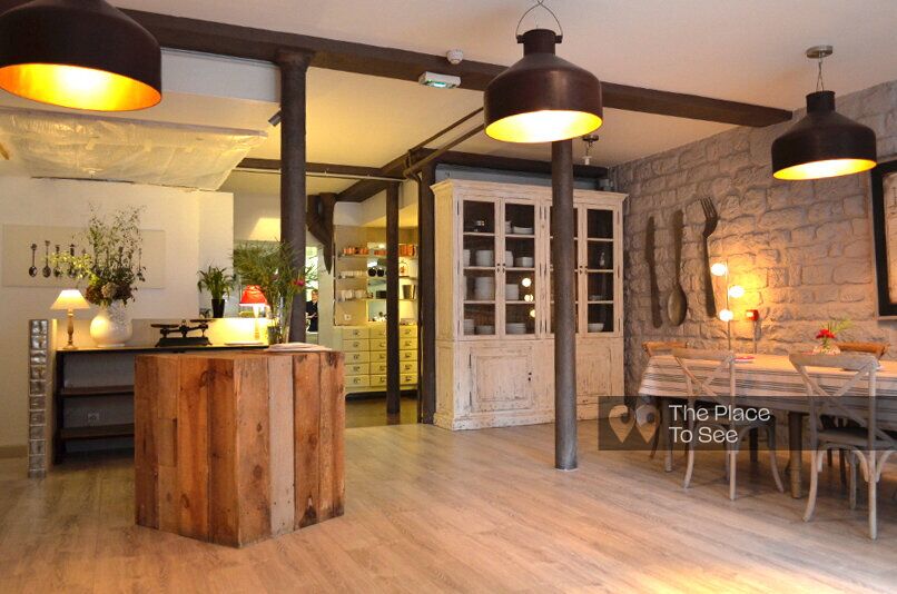 Reception desk