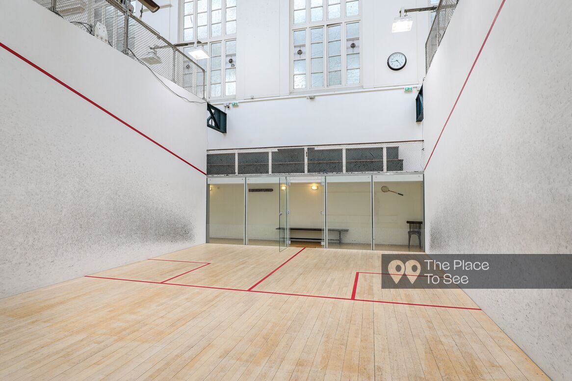 Terrain de sport extérieur