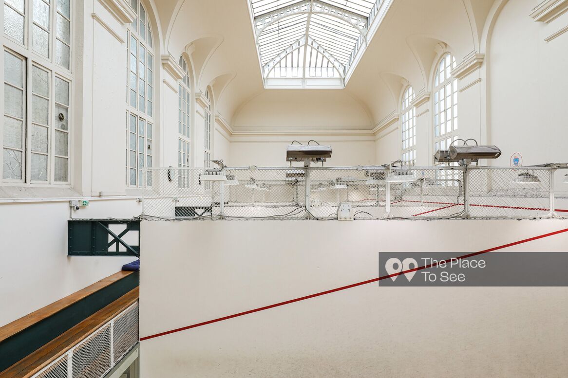 Terrain de sport extérieur
