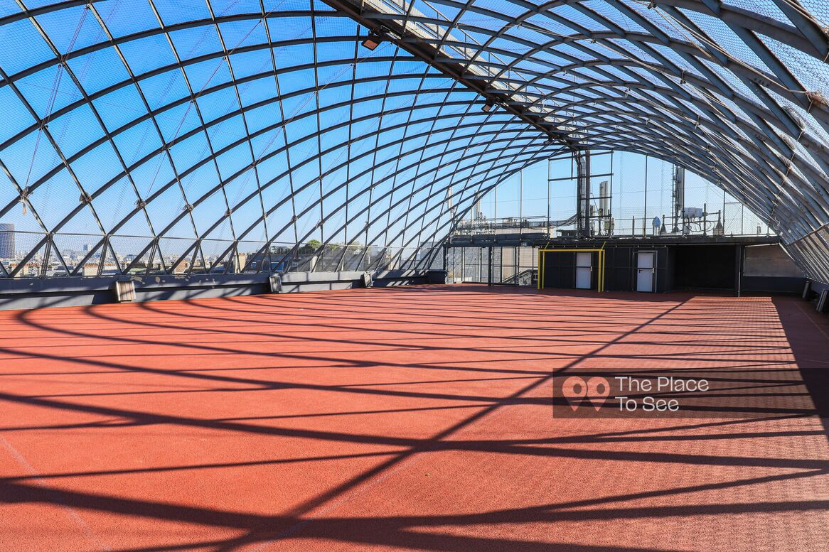 Terrain de sport extérieur