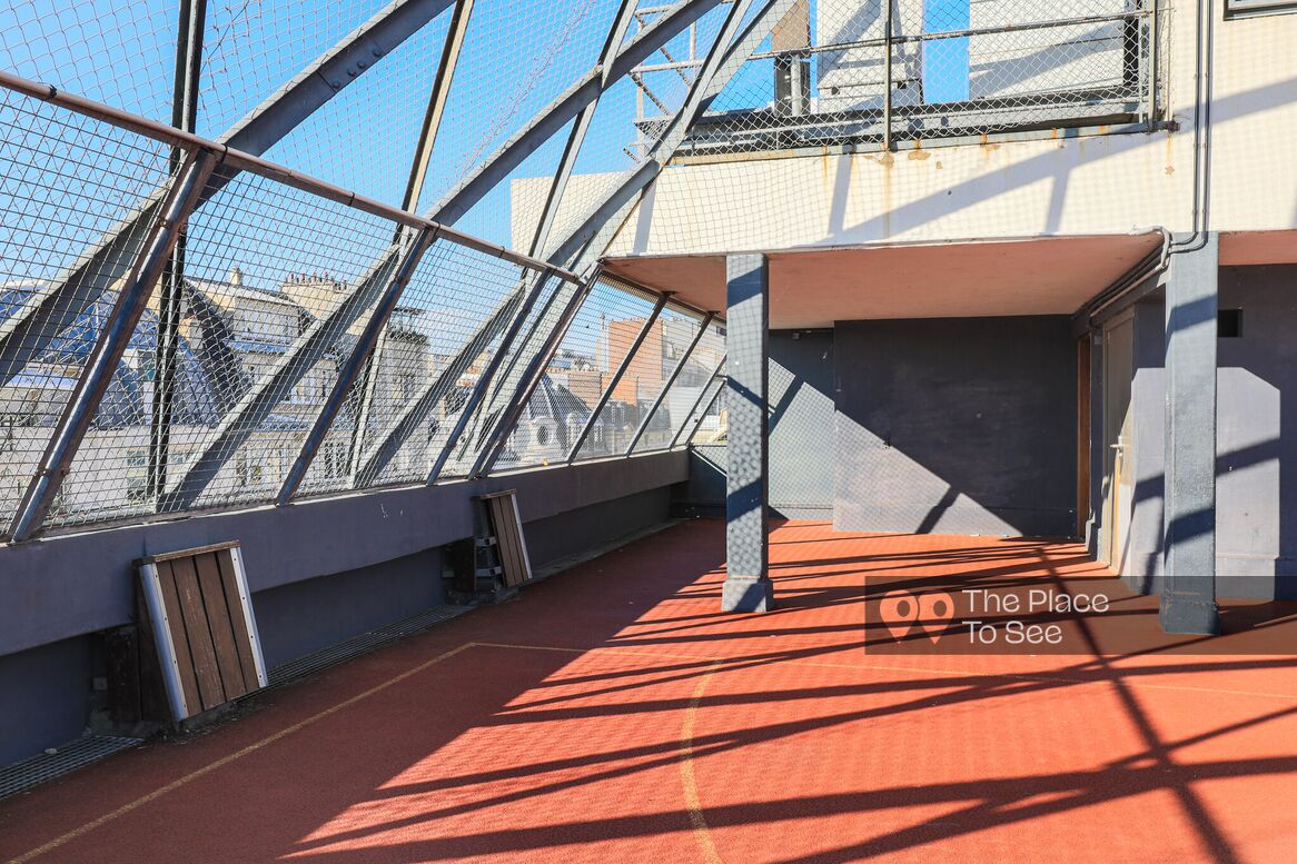 Terrain de sport extérieur