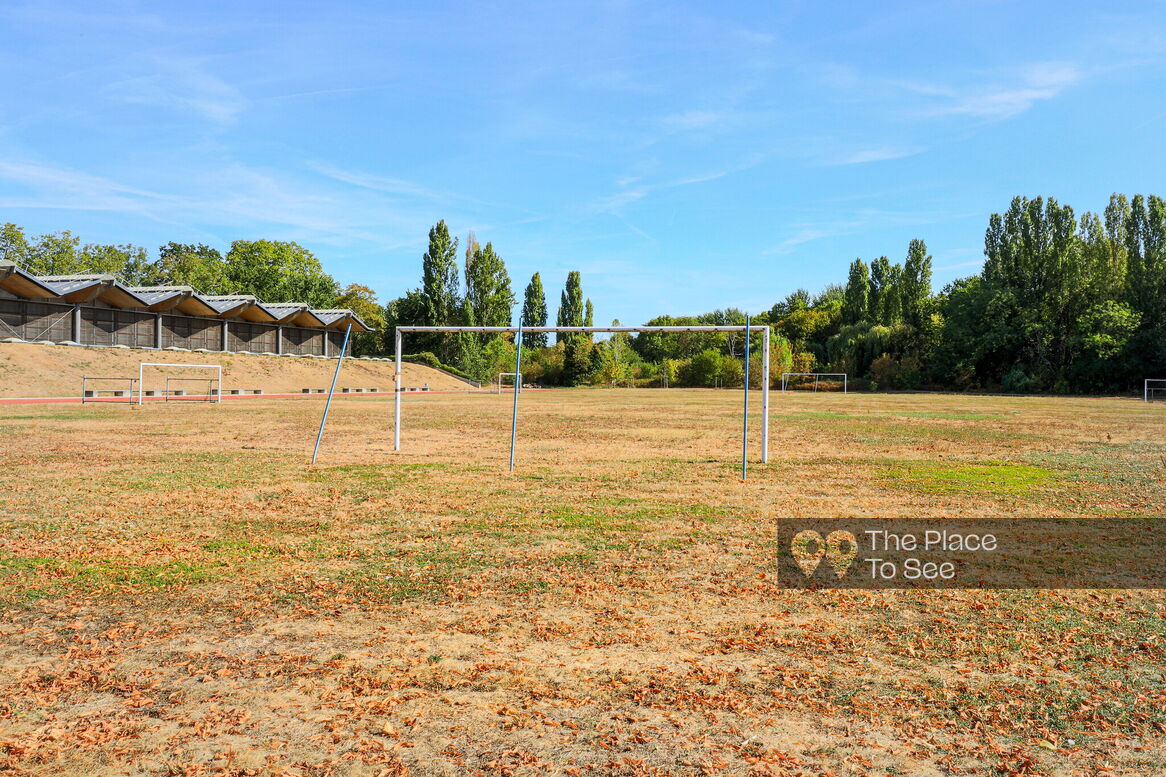 Terrain de sport extérieur
