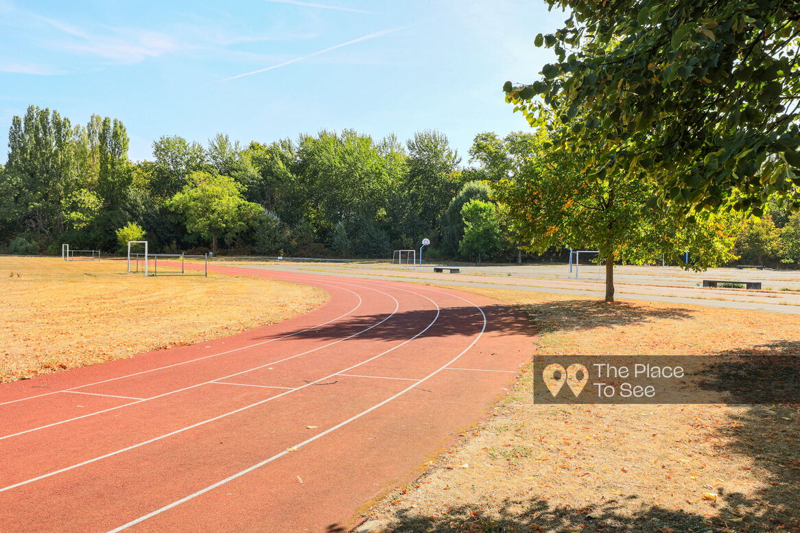 Terrain de sport extérieur