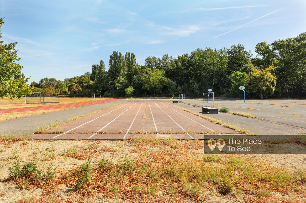 Terrain de sport extérieur