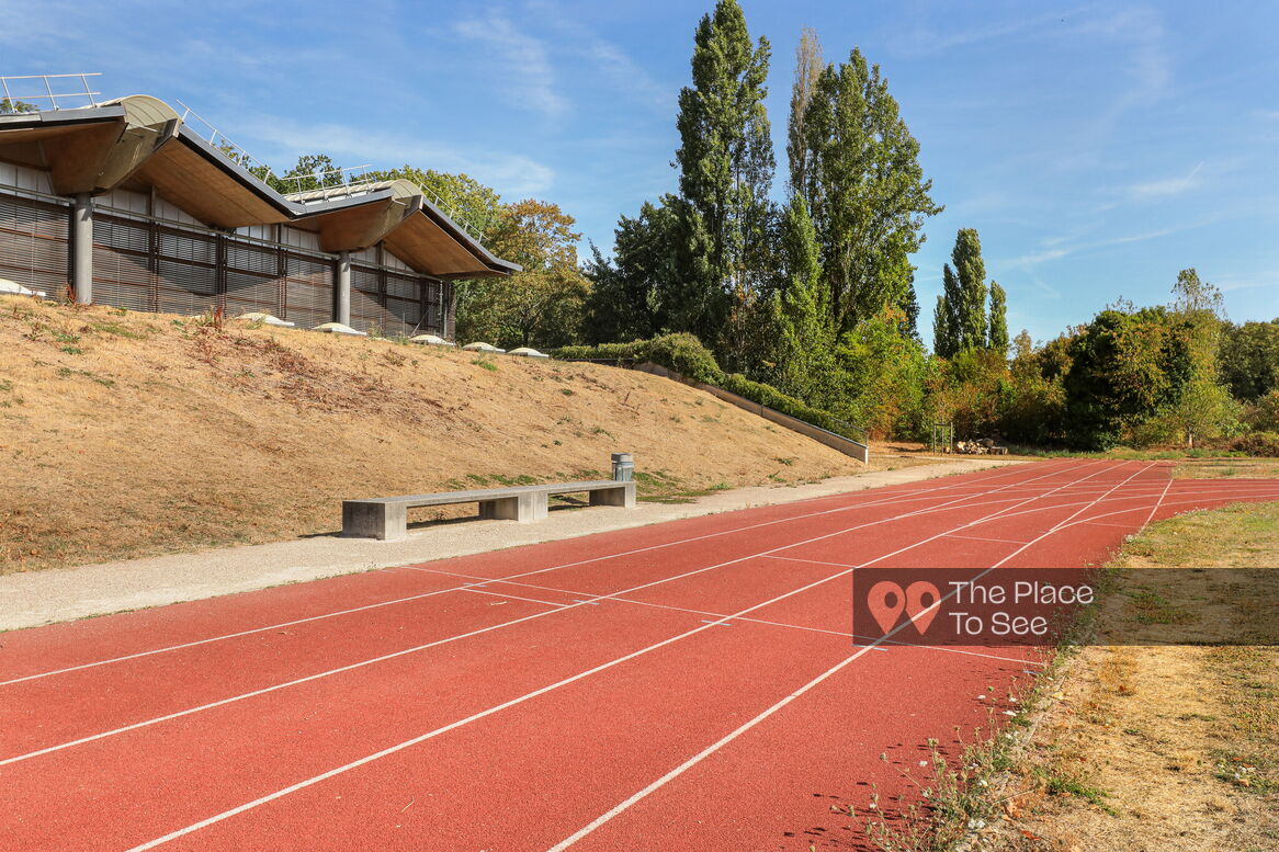 Terrain de sport extérieur