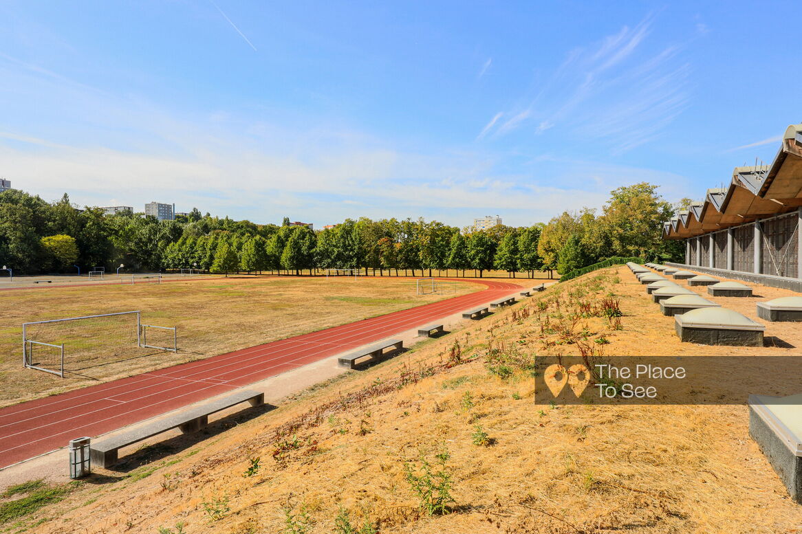 Terrain de sport extérieur