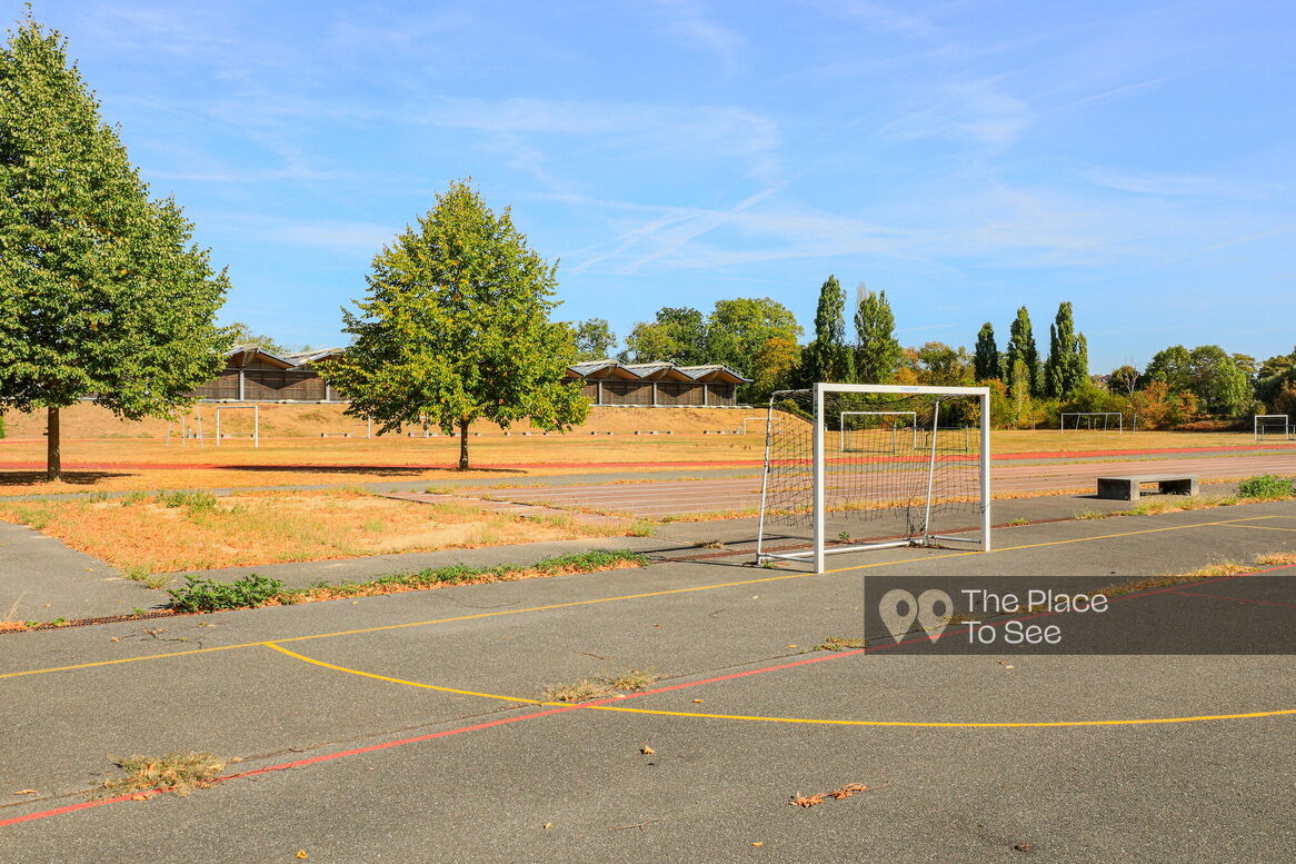 Terrain de sport extérieur