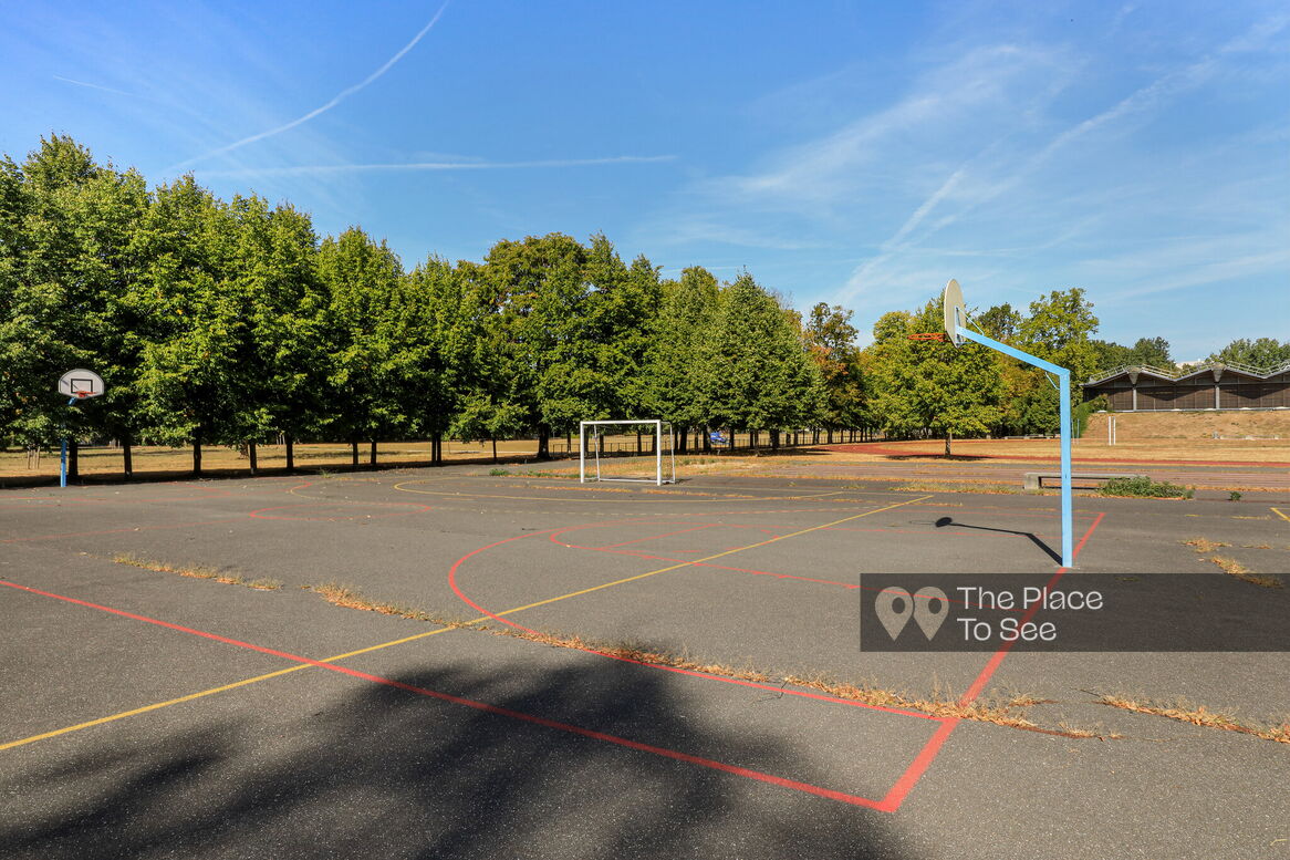 Terrain de sport extérieur