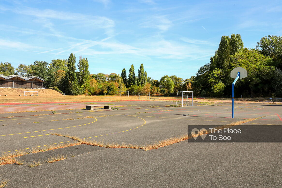Terrain de sport extérieur