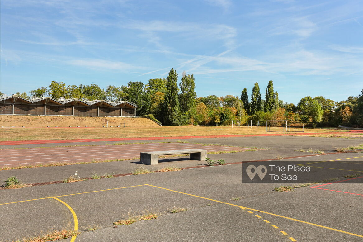 Terrain de sport extérieur