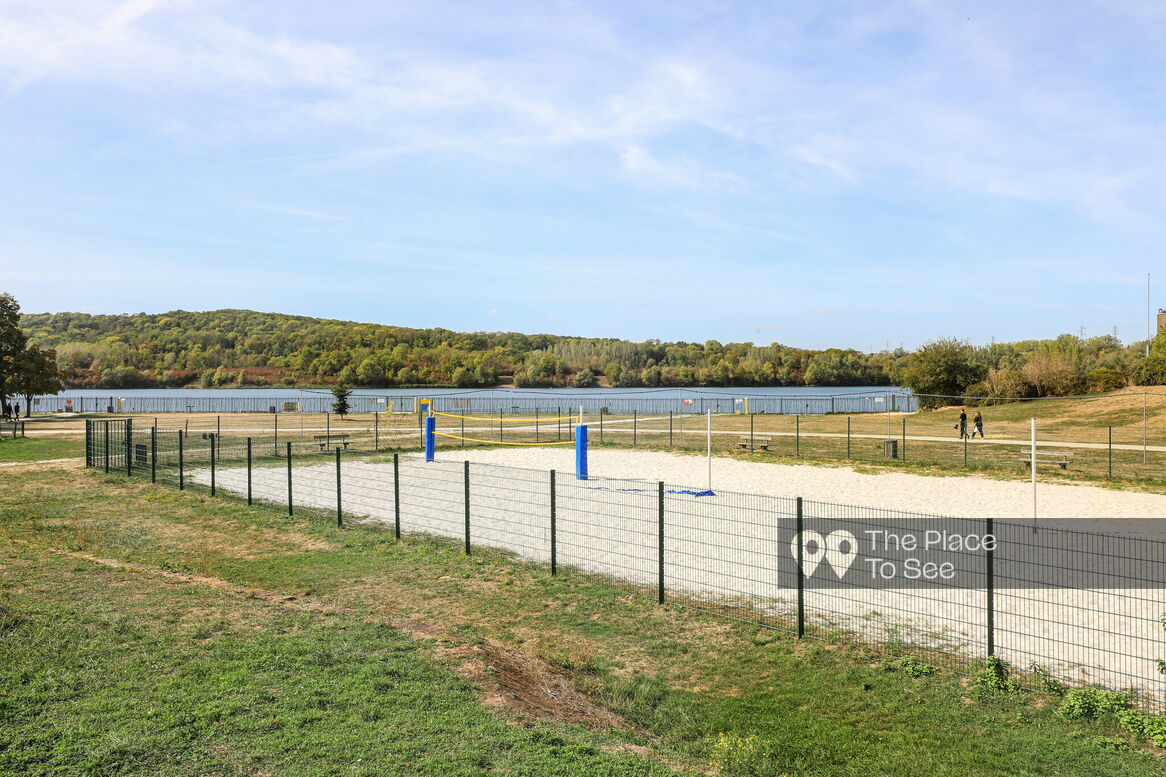Terrain de sport extérieur