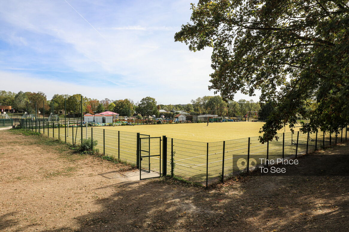 Terrain de sport extérieur