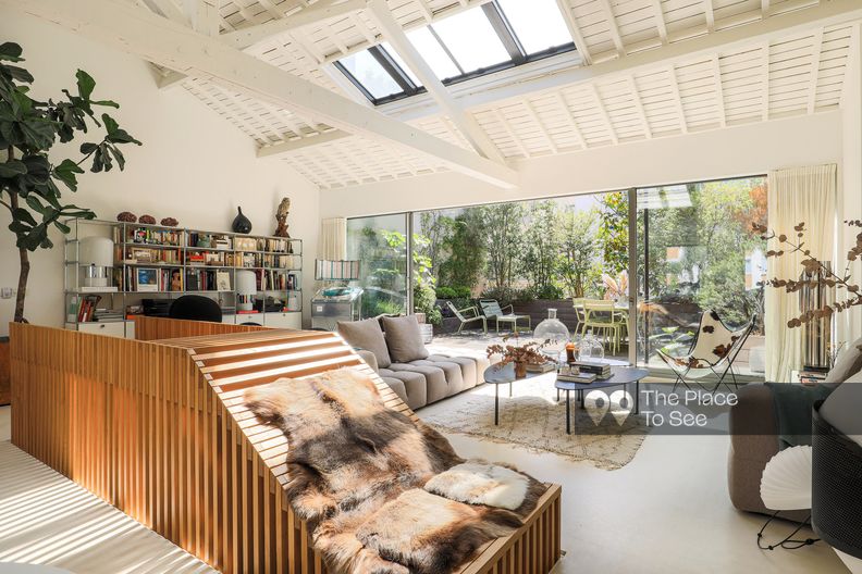 Duplex contemporain mobilier vintage donnant sur une grande terrasse