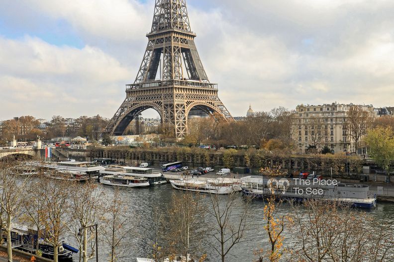 Appartement classique coloré vue sur la Tour Eiffel et la Seine