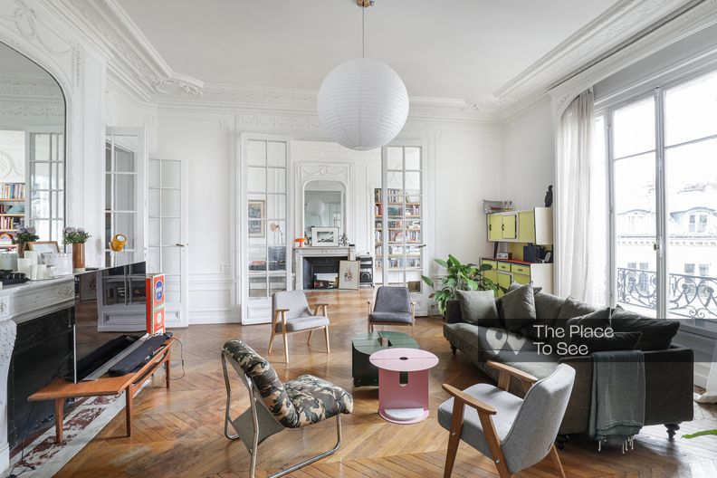 Nice Haussmannian apartment with second-hand furniture
